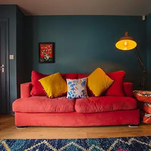 Apartment Unique Retreat
