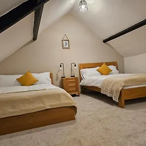 https://skyline-queens-suites-203.cardiffhotelswales.com