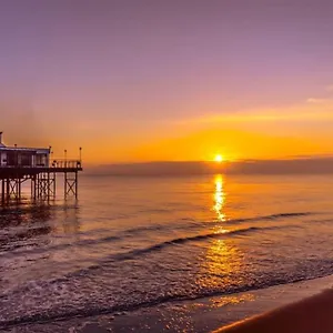 https://beautiful-seafront-studio-apartment.yorkshirehotels.net