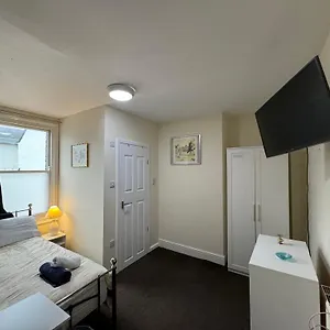 https://comfortable-modern-home-town-centre-free-parking-room-b.cardiffhotelswales.com